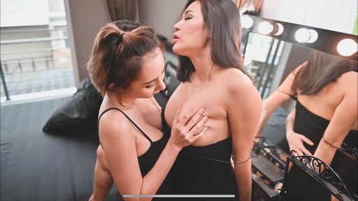 这个视频是两个女孩在一起做爱的片段。This video is a clip of two girls having sex together.